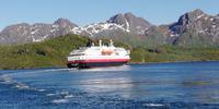 König Olaf fährt aus dem Fjord
