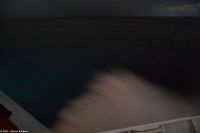 Kräftige Dünung spritzt am Bug des Schiffes vorbei