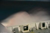 Kräftige Dünung spritzt am Bug des Schiffes vorbei