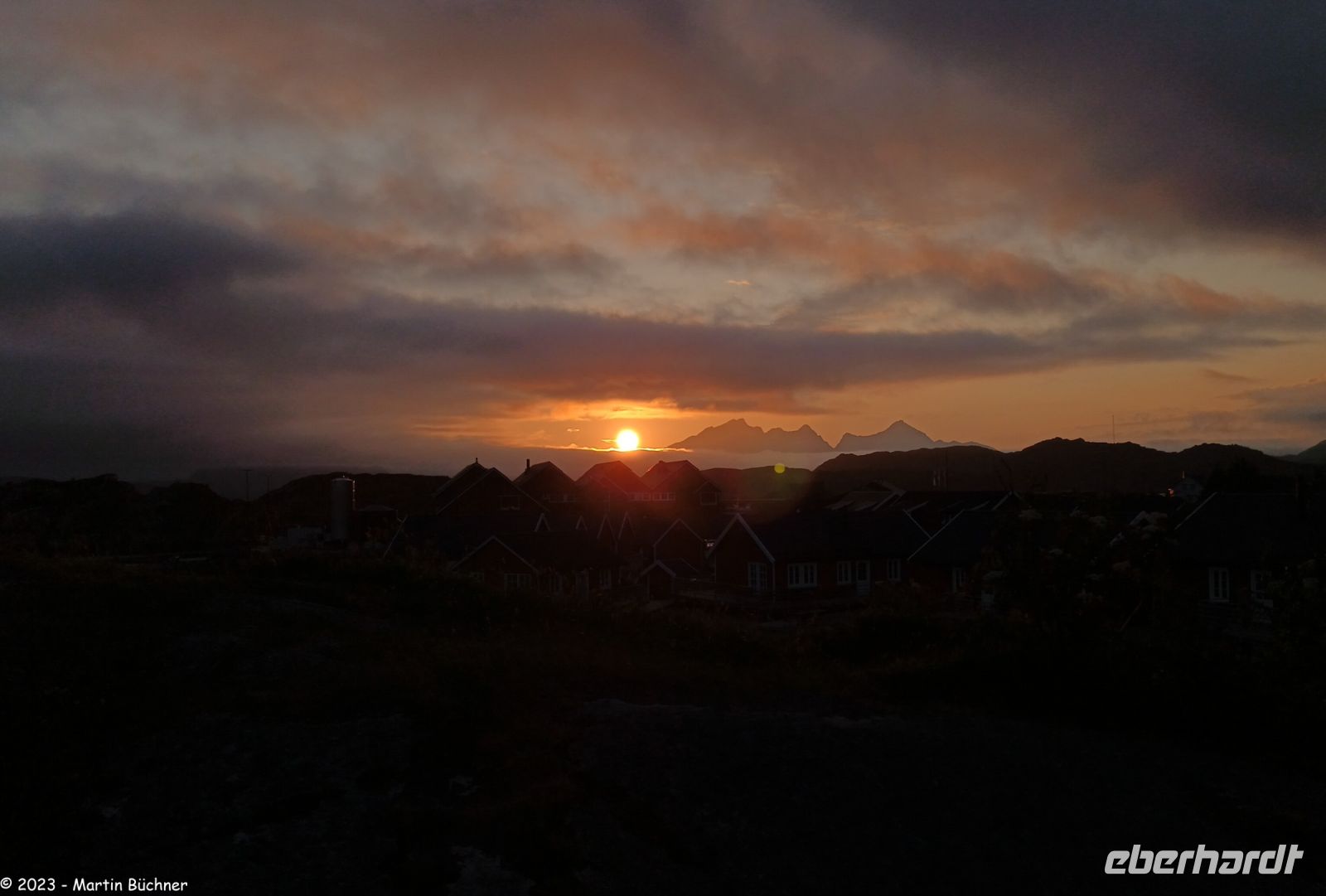 Lofoten - Mortsund - Statles Rorbusenter - Mitternachtssonne!