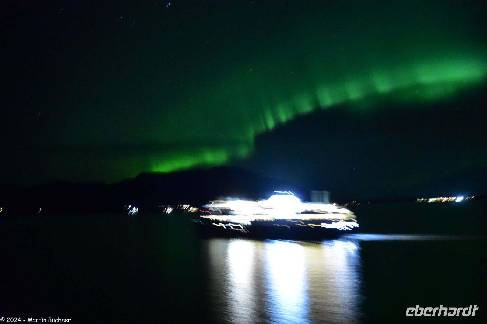 Møre og Romsdalen - Polarlicht vor Molde - südgehendes Postschiff