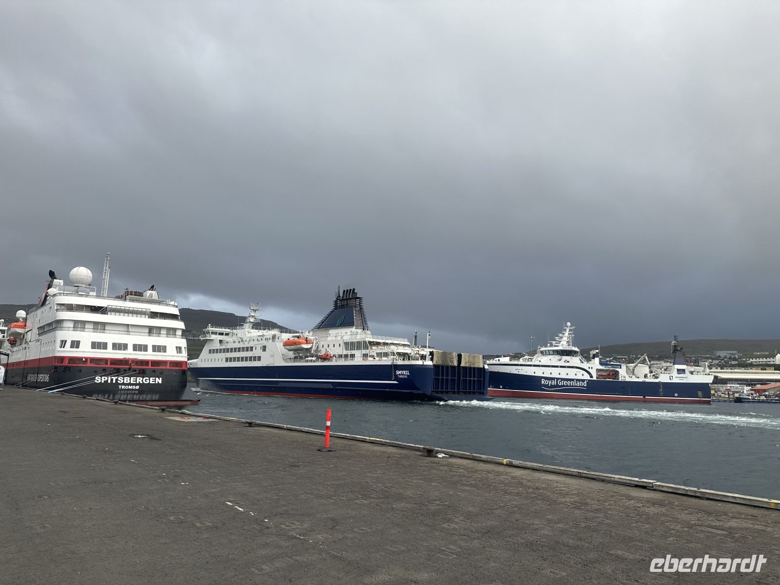 MS Spitsbergen in einem Hafen der  Färöer Inseln - Tórshavn