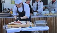 Magnus filitiert einen Lachs