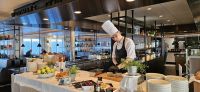 Magnus vom Küchenteam MS Nordnorge beim Frühstücksbuffet