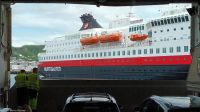 Nordland - Einfahrt nach Bodø - nordgehendes Hurtigruten-Schiff M/S Nordkapp (Postschiff)