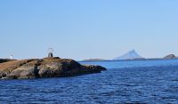 Polarkreis Globus mit Hestmannen Berg im Hintergrund