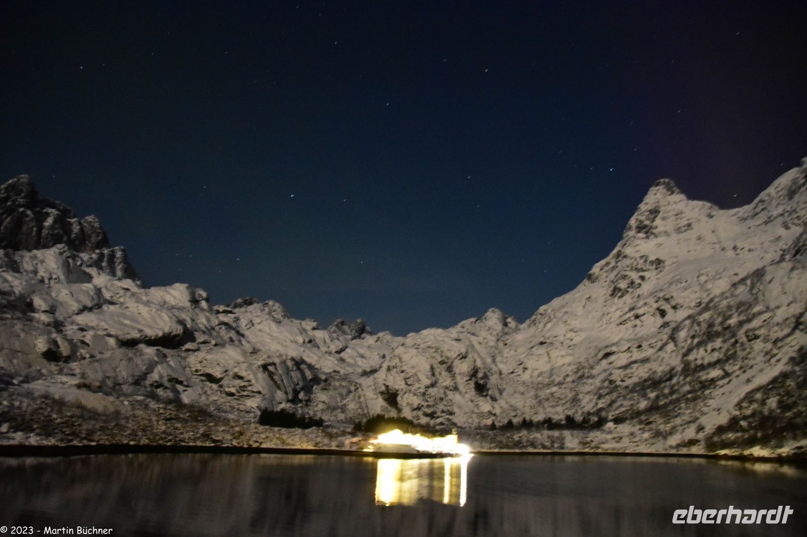 Polarlicht und Vollmond im magischen Trollfjord (Lofoten)
