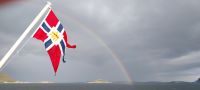 Postschiffflagge und Regenbogen