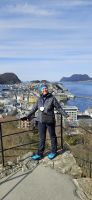 Reisebegleitung Ria auf der Treppe zum Aksla Berg