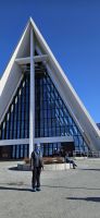 Reisebegleitung Ria vor der Eisemeerkathedrale