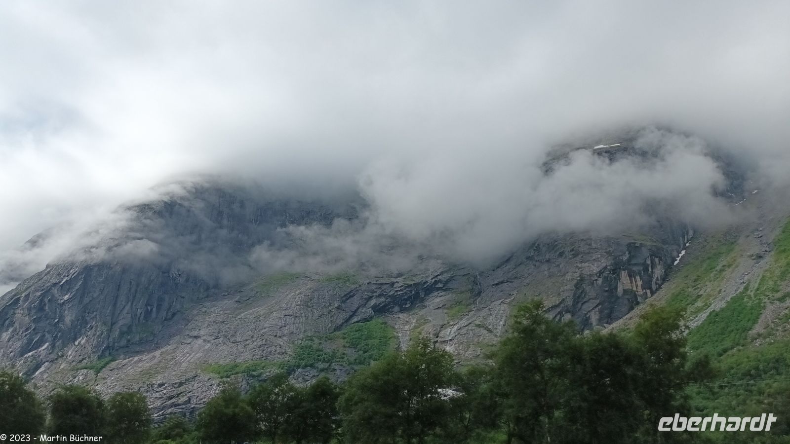 Romsdalen mit dem Fluss Rauma mit Trollveggen der höchsten (heute verschleierten) Steilwand Skandinaviens