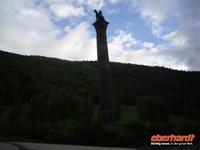 Saga-Säule am Elveseter Hotel