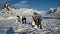 Schneemannbauen um 21 Uhr abends mitten im Sommer!