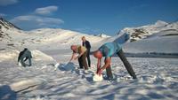 Schneetrolle im Hochsommer