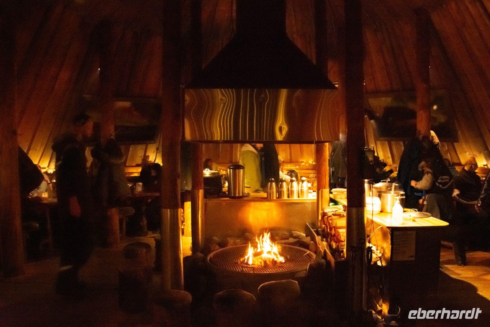 Stärkung am Feuer