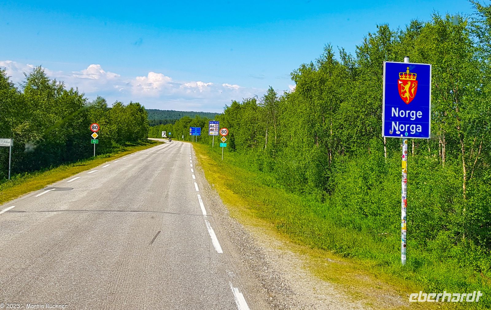 Staatsgrenze zwischen der Republik Finnland und dem Königreich Norwegen (eine Stunde Zeitverschiebung!)