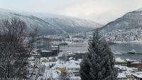 Tromsø - Blick zur Tromsøya-Brücke, die direkt vor der Eismeerkathedrale endet