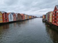 Trondheim - Blick von der Alten Stadtbrücke auf die Speicherhäuser am Fluss Nidelva 