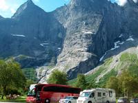 Unser Reisebus an der Trollwand 