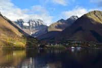 Urke am Norangsfjord (Hjørundfjord, Storfjord) - der schneebedeckte Urkedalstindane ist 1.534 Meter hoch