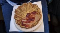 Waffel mit Erdbeermarmelade und Braunkäse