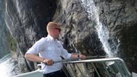 Wasserschöpfen aus dem Wasserfall
