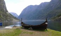 Wikingerschiff und Fjord