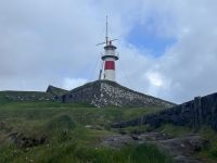 auf einem Hügel steht der Leuchtturm von Tórshavn