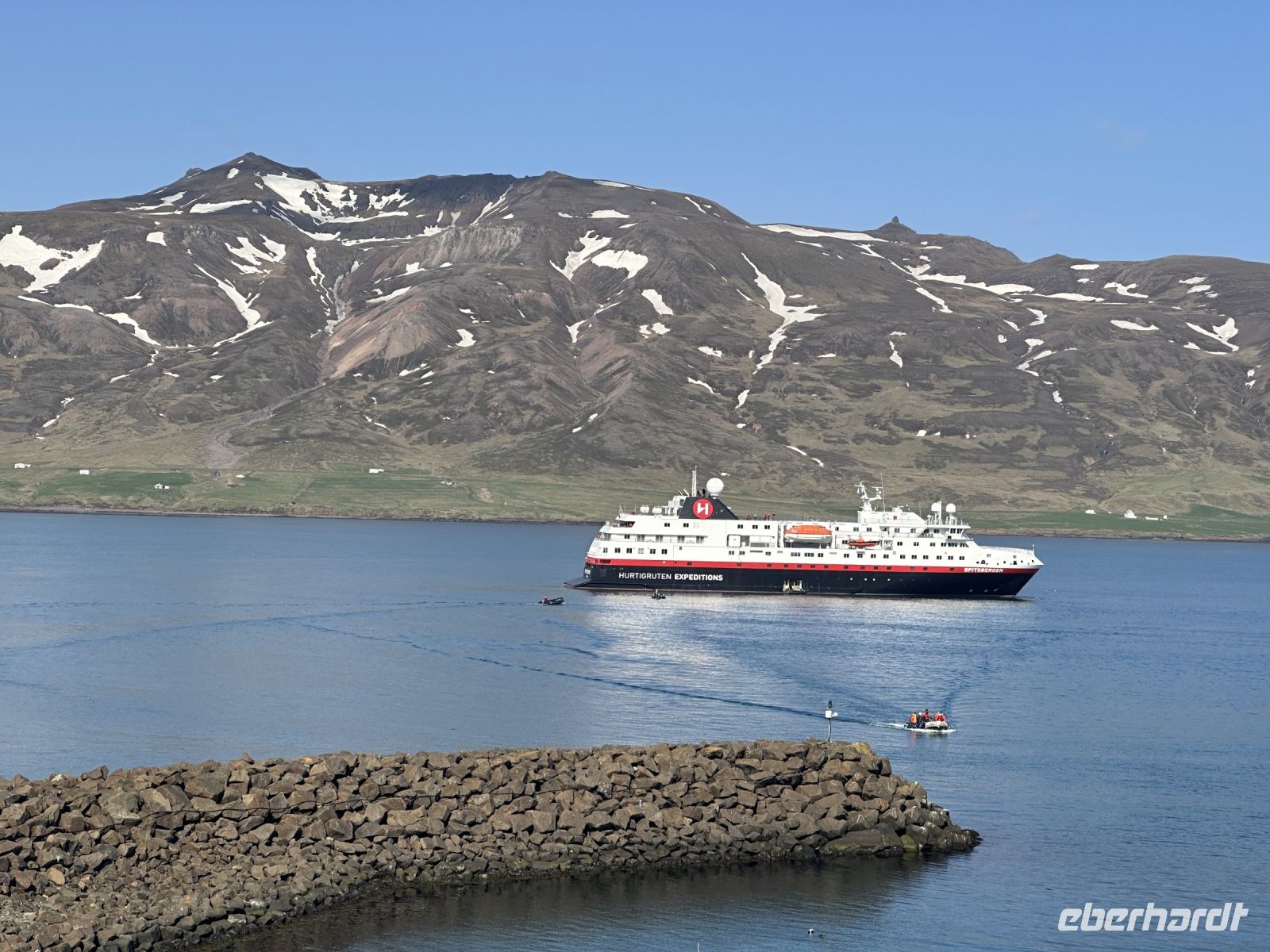 die MS Spitsbergen ist immer ein schöner Anblick