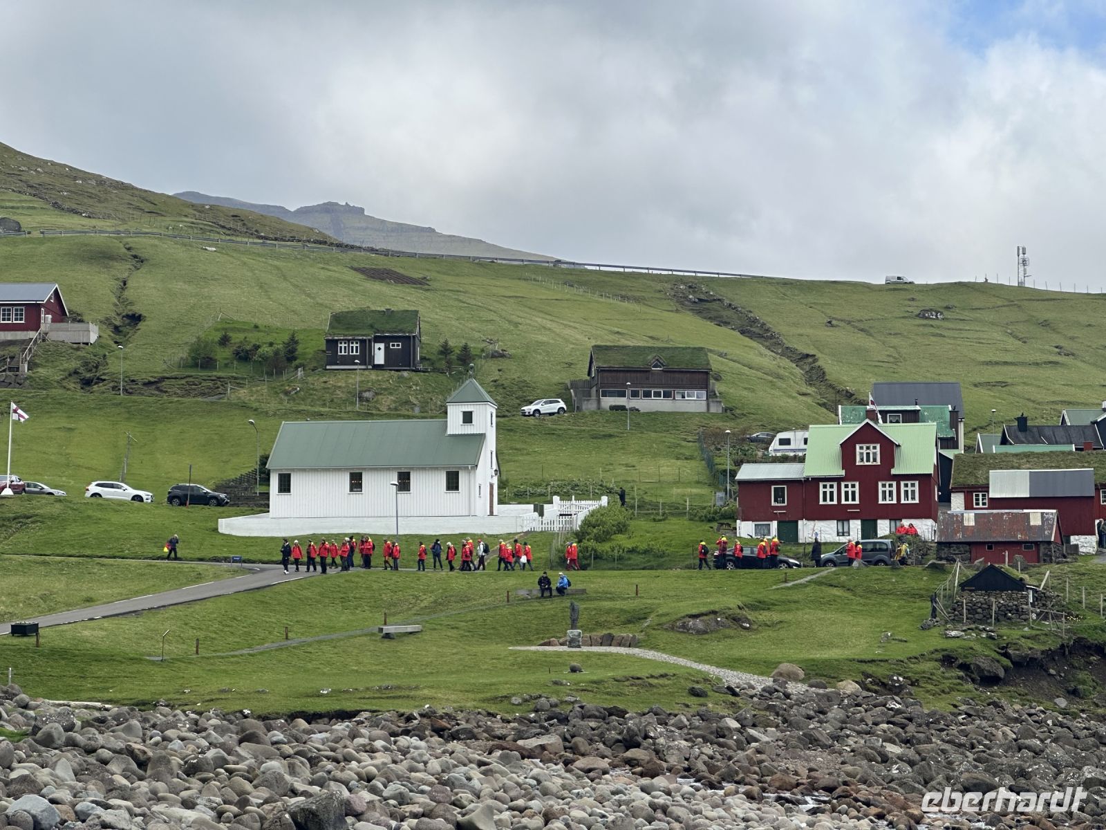 die roten Expeditionsjacken der Kreuzfahrer sind in Elduvik auch von Ferne zu sehen