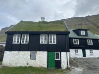 typisches grasbedecktes Haus in Elduvik