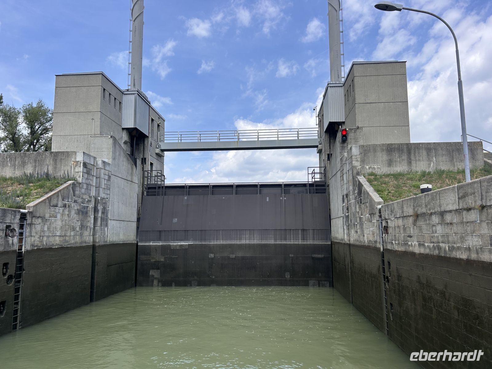 Es ging auch durch eine Schleuse  &ndash; &copy;  (Eberhardt TRAVEL)