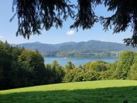 Blick vom Tegernseer Höhenweg auf den See