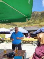 Gartalm mit dem Hüttenwirt