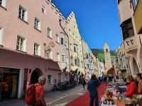 reges Treiben am roten Teppich in Sterzing