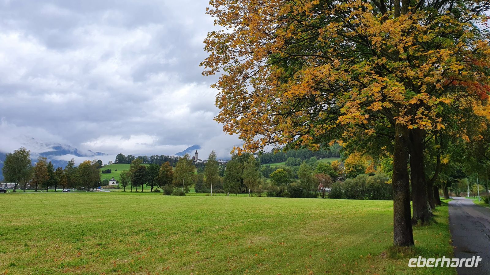 Blick von Wiesen nach Flains