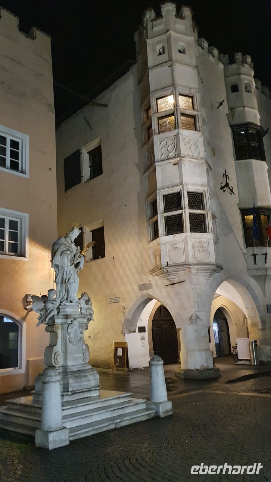 Sterzing, Rathaus mit Nepoumukbrunnen