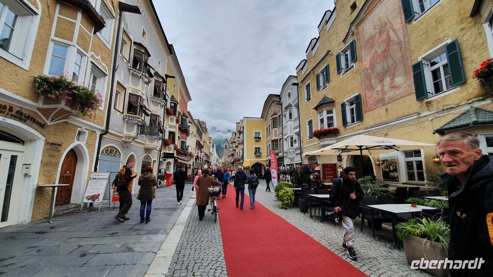 Sterzing, Neustadt, roter Teppich für die Gäste