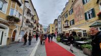 Sterzing, Neustadt, roter Teppich für die Gäste