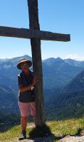 Blick vom Gipfelkreuz über der Blaubergalm bis zur Zugspitze