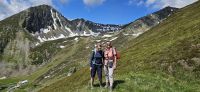 Bergführerin Pia und Wanderführerin Ria vor dem Kuhmesser Gipfel