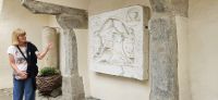 Sterzing, Hof des Rathauses, römischer Meilenstein und Midrastein