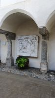 Sterzintg, Rathaus Innenhof mit Mitrastein