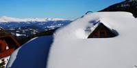 ..vorbei an schneebedeckten Häusern..