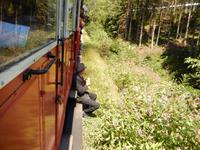 Schaffner macht Pause mitten auf dem Berg