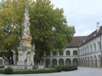 Die Pestsäule im Klosterhof