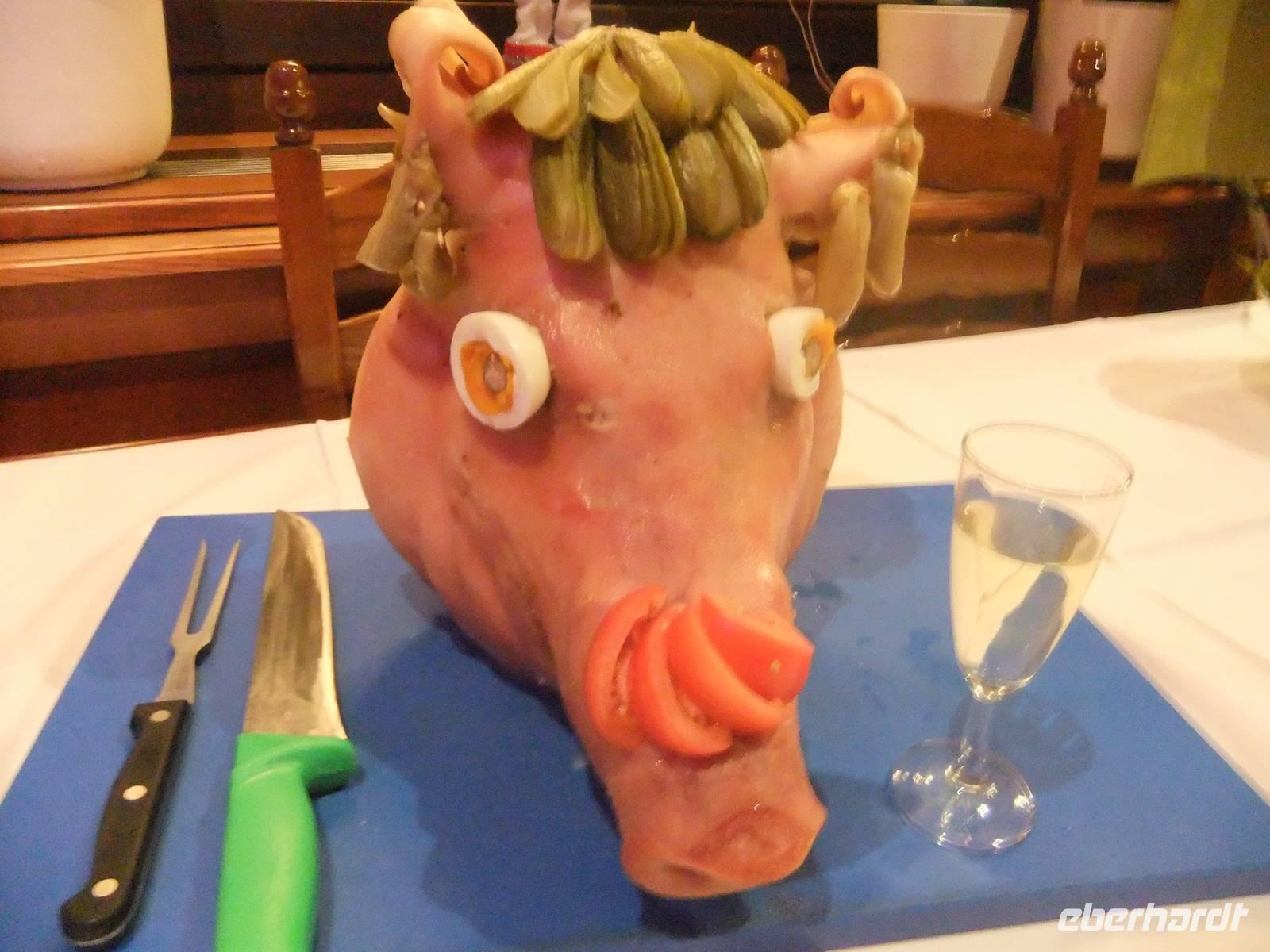 Der Mittelpunkt des Mitternachtsbuffets war dieser Schweinskopf