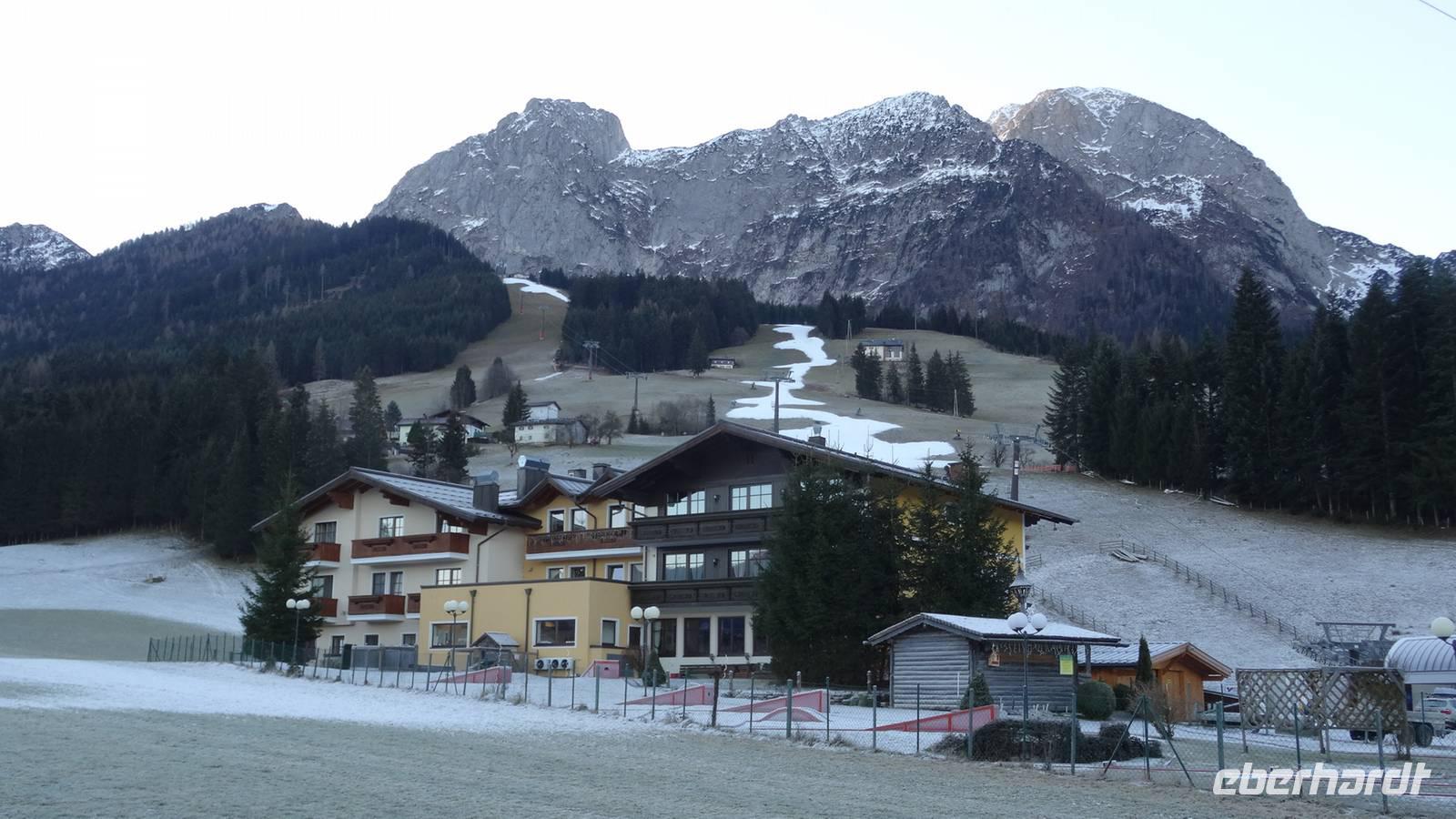 letzte Blicke zum Hotel und Tennengebirge