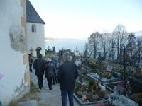 Blick über den Friedhof auf den Wörthersee.