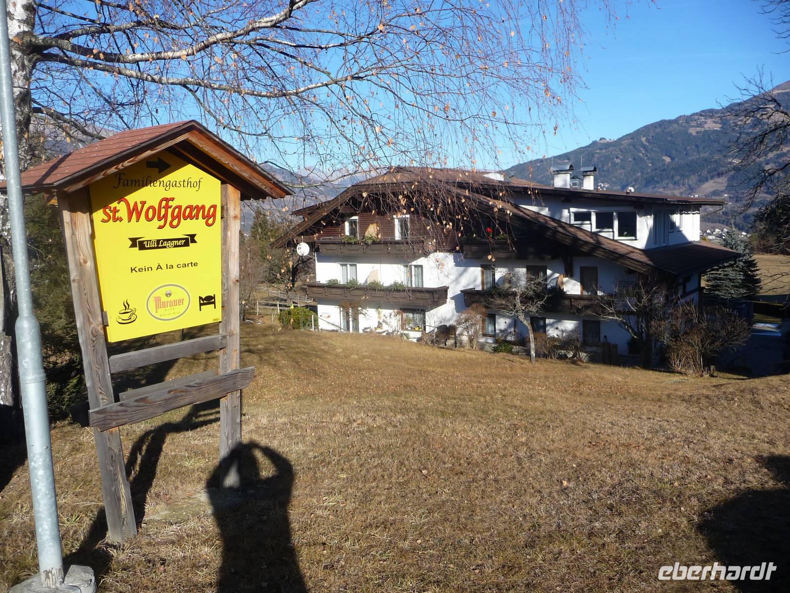 Der Familiengasthof St. Wolfgang auf dem Wolfsberg bei prächtigem Sonnenschein.